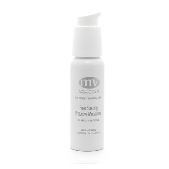 MV Organics Rose Soothing & Protective Moisturiser

V roce 2017 britská herečka Emma Watson prozradila, že značka na kterou nedá dopustit, je MV Organics. 


"Mám snad tu nejvíce citlivou pleť na světě a produkt, který jsem si od MV Organics zamilovala je hydratační krém. Je zvláčňující a navíc voní po růžích, což je boží." 


Samozřejmě že víme, o jakém krému Emma tak božsky básní - jedná se o Rose Soothing & Protective Moisturiser. 
