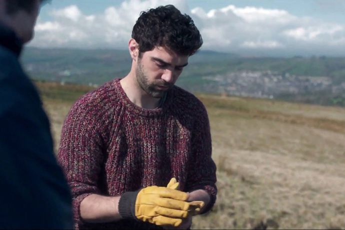 Na konci světa

- nejlepší svetr roku (kterékoholiv)

Kdo by hádal, že chudý rumunský farmář (Alec Secareanu), který hledá práci na nejpochmurnější farmě v Yorkshiru, bude vlastnit naprosto perfektní pletený svetr? Režisér Francis Lee však jen chtěl, aby postavy v jeho filmu nosily oblečení, které by si mohly ve skutečnosti dovolit. "Myslím, že je odněkud z Primarku," odpověděl na mnohé dotazy ohledně svetru, které obletěly internet. "Je ze syntetiky, není to ani vlna! Měli jsme celkem tři."

