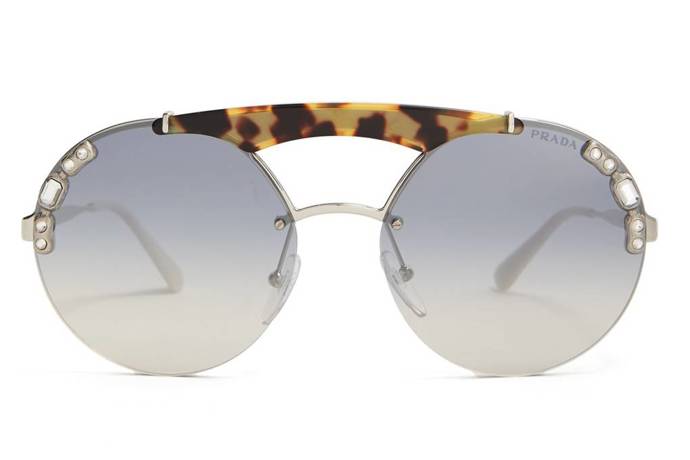 Prada

Zdobené kulaté kovové brýle, 355 euro na Matchesfashion.com
