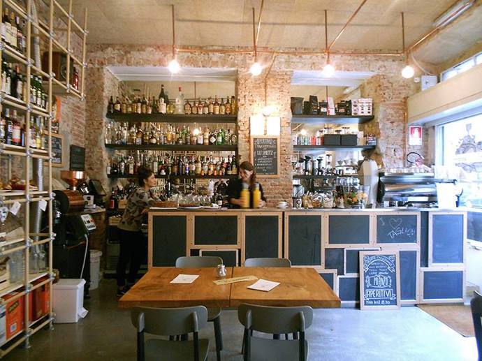 Taglio

Via Vigevano 10

Taglio najdete tam, kde v Miláně sídlí většina gastronomie, a to ve čtvrti Navigli. Je to slavné místo, kam se chodí na oběd, a především na šafránové rizoto. Ne všichni však vědí, že zde nabízí i mnoho druhé skvělé kávy připravené různými způsoby. 
