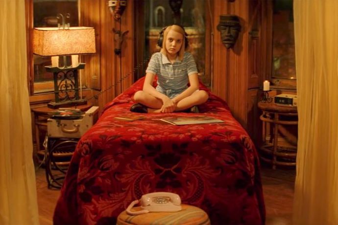 Taková zvláštní rodinka (The Royal Tenenbaums), 2001

Dům rodiny Tenenbaumových patří také k Andersonovým veledílům. V elegantním newyorském řadovém domku najdete baletní studio, divadlo a taneční sál lemovaný uměleckými díly dětí. Náš oblíbený je pokoj Margot se zdobenými maskami, vintage gramofonem a zebrovanou tapetou.
