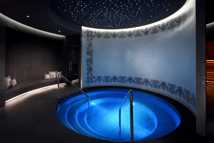 Wellness a ubytování v Palazzo Versace Dubai
Tento arabský očistný rituál je inspirovaný ve starověkých zkrášlovacích technikách Středního východu, doplněný o masáž hlavy arganovým olejem a tradiční strečink celého těla v závěru procedury. Na výběr máte čtyři arabské rituály s možností pobytu v sauně, vířivce, páře a odpočinkové místnosti.
Wellness a ubytování v Palazzo Versace Dubai
Tento arabský očistný rituál je inspirovaný ve starověkých zkrášlovacích technikách Středního východu, doplněný o masáž hlavy arganovým olejem a tradiční strečink celého těla v závěru procedury. Na výběr máte čtyři arabské rituály s možností pobytu v sauně, vířivce, páře a odpočinkové místnosti.