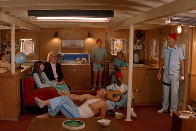 Život pod vodou (The Life Aquatic with Steve Zissou)

Jak vyzdobit ponorku obývanou týmem oceánografů, kteří jsou na misi za zničením nechvalně proslulého žraloka jaguářího? Wes Anderson použil barevnou paletu ve stylu sedmdesátých let, působivé osvětlení a mnoho námořních detailů.
