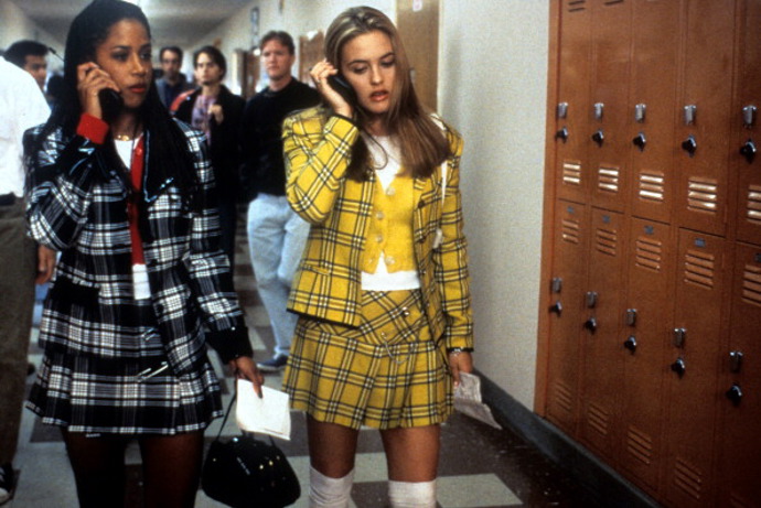 Bezmocná (Clueless), 1995

Kdo: Alicia Silverstone, Stacey Dash, Brittany Murphy, Paul Rudd 

Co: Cher, studentka střední školy, se navenek chová hodně povrchně. Bohatá holka z Beverly Hills posedlá oblečením, vzhledem a popularitou ale brzy zjistí, že ji zajímají i jiné věci, a to zejména, když potká kluka svých snů.
