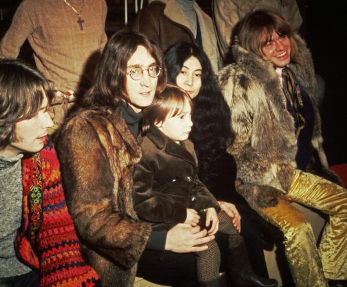 1968

Yoko, John a Johnův syn Julian (jeho matka byla Cynthia Lennon) na natáčení show The Rolling Stones Rock and Roll Circus. Vystoupili zde také Jethro Tull, The Who, Taj Mahal, Marianne Faithfull nebo Eric Clapton.
