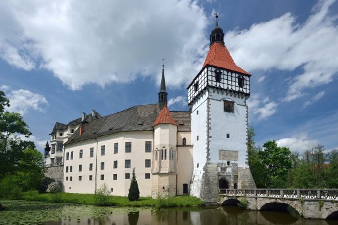 Šíleně smutná na zámku Blatná

Nevěříme, že šíleně smutná princezna byla opravdu tak šílené smutná, když bydlela na krásném zámku jako je Blatná. V pohádce můžeme vidět zámecký rybník, do kterého spadl princ Václav z vrby. Dále se pohádka natáčela i na nádvoří, kde byla umístěna nosítka s omráčeným princem. Zámek patří mezi stavebně-historicky nejhodnotnější a architektonicky nejvýznamnější v České republice.
