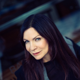 12. dubna
KONCERT
Anna K.
Kde: v pražském Fóru Karlín
"V Gongu se mi na pár hodin vrátil úsměv, síla a hlavně Světlo,” tak Anna K. ohodnotila svůj koncert ve vyprodaném sále v Ostravě. Anna K. tak úspěšně započala sérii koncertů, kterými se vrací po úspěšném překonání nemoci opět do vrcholné formy. Se svou kapelou zahrála písně z nové desky Světlo i staré dobré hity. Během večera vystoupil také frontman skupiny Mirai. Další koncert bude ve čtvrtek v Praze!
12. dubna
KONCERT
Anna K.
Kde: v pražském Fóru Karlín
"V Gongu se mi na pár hodin vrátil úsměv, síla a hlavně Světlo,” tak Anna K. ohodnotila svůj koncert ve vyprodaném sále v Ostravě. Anna K. tak úspěšně započala sérii koncertů, kterými se vrací po úspěšném překonání nemoci opět do vrcholné formy. Se svou kapelou zahrála písně z nové desky Světlo i staré dobré hity. Během večera vystoupil také frontman skupiny Mirai. Další koncert bude ve čtvrtek v Praze!