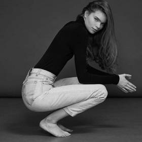 E. L. V. Denim
"Pro mě je to zkrátka selský rozum," říká Anna Foster z E. L. V. Denim, která svou značku založila na principu přešívání vintage džínů na perfektně padnoucí moderní kousky. Anna spolupracuje s Blackhorse Lane, což je londýnský ateliér zaměřující se na environmentální a společenskou udržitelnost. "Nestačí jenom recyklovat náš každodenní odpad. Musíme myslet udržitelně také při nákupu materiálních věcí," vysvětluje. "Nakonec, výroba jednoho páru riflí si vyžádá 10 tisíc litrů vody a na světě existuje více riflí než lidí. Většina z toho navíc jenom leží ladem a nikdo je nenosí."
E. L. V. Denim
"Pro mě je to zkrátka selský rozum," říká Anna Foster z E. L. V. Denim, která svou značku založila na principu přešívání vintage džínů na perfektně padnoucí moderní kousky. Anna spolupracuje s Blackhorse Lane, což je londýnský ateliér zaměřující se na environmentální a společenskou udržitelnost. "Nestačí jenom recyklovat náš každodenní odpad. Musíme myslet udržitelně také při nákupu materiálních věcí," vysvětluje. "Nakonec, výroba jednoho páru riflí si vyžádá 10 tisíc litrů vody a na světě existuje více riflí než lidí. Většina z toho navíc jenom leží ladem a nikdo je nenosí."