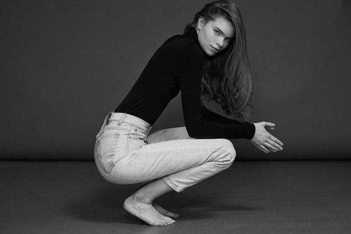E. L. V. Denim

"Pro mě je to zkrátka selský rozum," říká Anna Foster z E. L. V. Denim, která svou značku založila na principu přešívání vintage džínů na perfektně padnoucí moderní kousky. Anna spolupracuje s Blackhorse Lane, což je londýnský ateliér zaměřující se na environmentální a společenskou udržitelnost. "Nestačí jenom recyklovat náš každodenní odpad. Musíme myslet udržitelně také při nákupu materiálních věcí," vysvětluje. "Nakonec, výroba jednoho páru riflí si vyžádá 10 tisíc litrů vody a na světě existuje více riflí než lidí. Většina z toho navíc jenom leží ladem a nikdo je nenosí."
