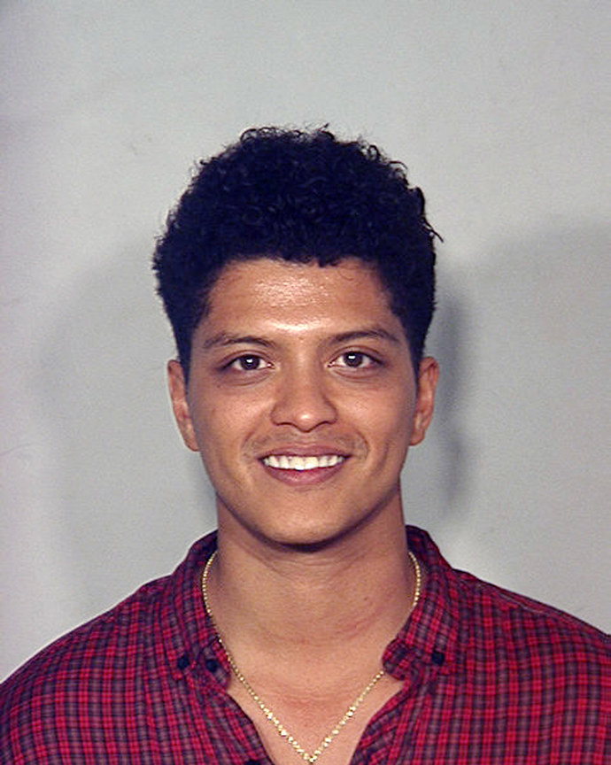 Bruno Mars

Bruno Mars byl v roce 2010 zatčen poté, co ho našli s kokainem na hotelu v Las Vegas. "Lidi, byl jsem mladej," uvedl v roce 2016. "Byl jsem sakra ve Vegas a vůbec jsem nepřemýšlel", dodal. Později byl obvinění zproštěn. Kdo by to byl do něj řekl, že?

 
