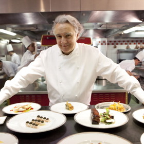 2. Najezte se v Michelinské restauraci třeba u Alaina Ducasse.
