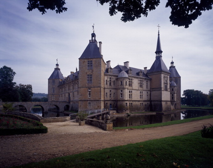 4. Můžete kráčet po stopách francouzských králů v některém ze zámků v údolí řeky Loiry, třeba na Château de Sully.
