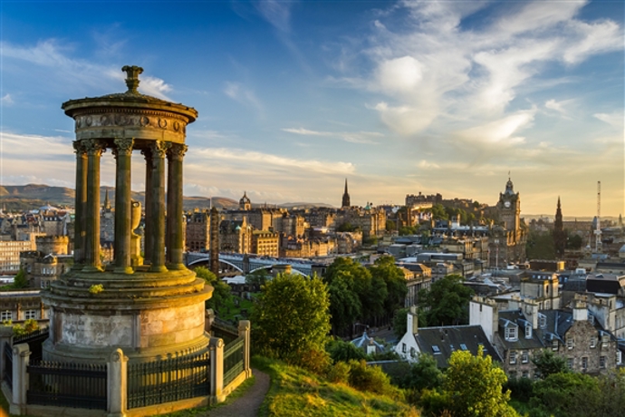 7. Pahorek Calton hill

Pokud chcete výhled na celé město, vyplatí se vystoupat až na pahorek Calton Hill.

