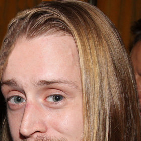 Macaulay Culkin

Herec, který bude navždy znám jako Kevin ze Sám doma, měl potyčky se zákonem už několikrát. V roce 2004 byl např. zatčen za držení marihuany a léků na předpis. Dostal trest odnětí svobody a musel zaplatit pokutu.
