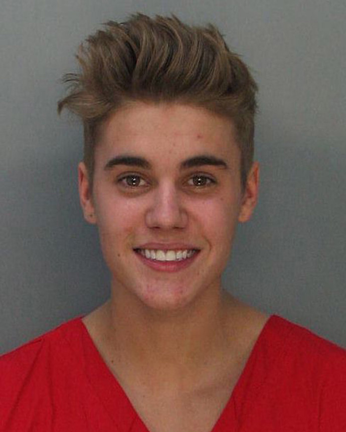 Justin Bieber

Žádný seznam kriminálníku by nebyl úplný, kdyby tam chyběl Justin Bieber. Tento mladý zpěvák má na svém kontě již několik přestupků. Byl obviněn z kouření marihuany, fyzického napadení fotografa nebo třeba z házení vajíček na sousedův dům. První zatčení ale přišlo až v roce 2014, kdy Bieber řídil půjčené Lamborghini pod vlivem alkoholu a drog, s propadlým řidičákem. Navíc se v tomto stavu zúčastnil nelegálních automobilových závodů v Miami.
