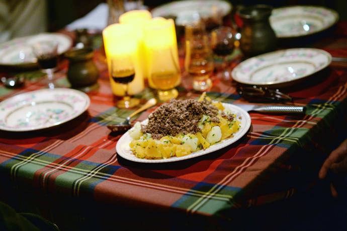 5. Národní pokrm Haggis

Haggis není zrovna na seznamu oblíbených jídel, nebo jídel které bychom chtěli vehementně ochutnat. Ale když jste ve Skotsku, kde je to národní pokrm, jste tak nějak zvědaví, co na tom ti Skoti mají. Haggis je vyroben z drobů (ovčí srdce, játra a plíce), které jsou zašity, společně s ovesnými vločkami a cibulí, do ovčího žaludku. Pokud jsme vás neodradili, tak vám přejeme dobrou chuť a jsme rádi, za naše česká národní jídla. 
