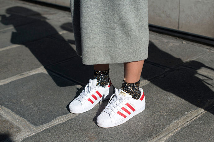 STREET STYLE INSPIRACE: Jak nosit bílé tenisky STREET STYLE INSPIRACE: Jak nosit bílé tenisky