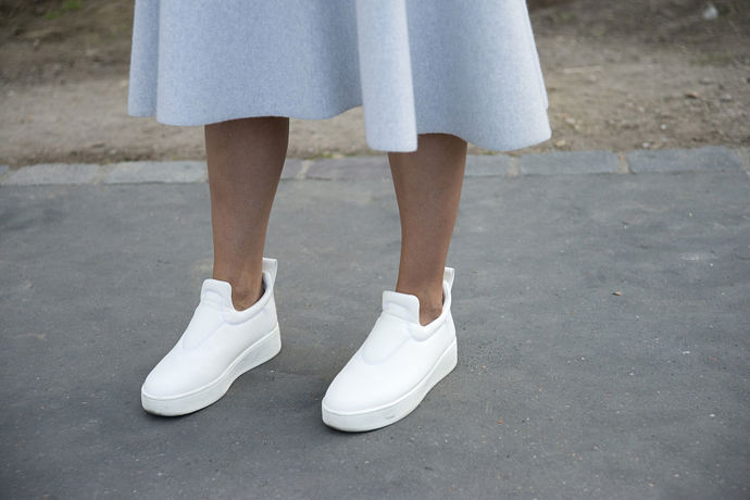 STREET STYLE INSPIRACE: Jak nosit bílé tenisky STREET STYLE INSPIRACE: Jak nosit bílé tenisky