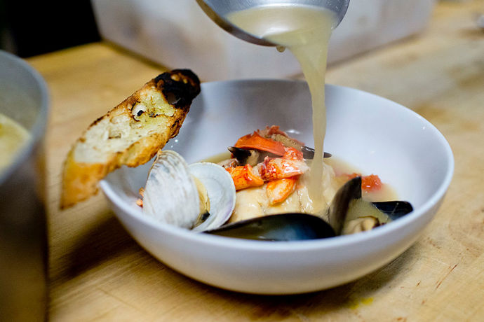 9. Dejte si polévku zvanou bouillabaisse v jejím domovském městě Marseille.
