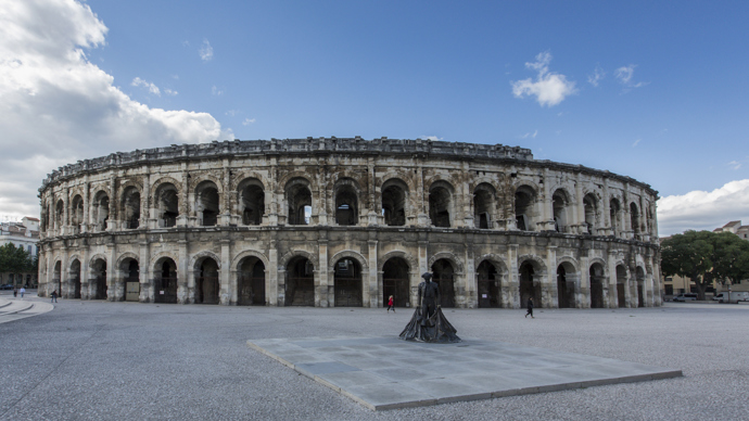 12. Vraťte se v čase v románském amfiteátru v Nîmes.
