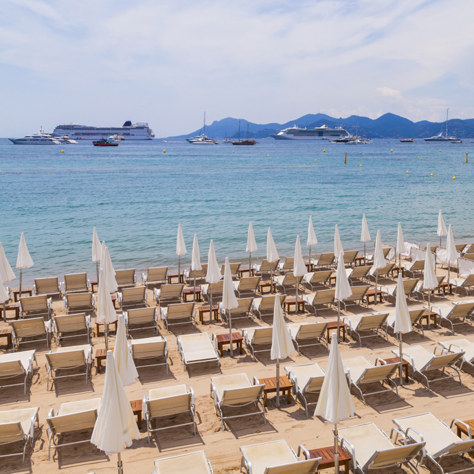 16. Opalujte se na pláži v Cannes.
