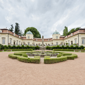 Čertova nevěsta z Buchlovic

Zdeněk Troška si pro natáčení Čertovy nevěsty vybral barokní zámek Buchlovice. Ve filmu se často objevuje i zahrada a anglický park, které jsou řazeny mezi nejkrásnější zámecké zahrady v České republice.
