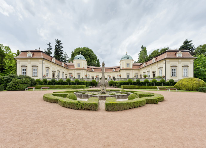 Čertova nevěsta z Buchlovic

Zdeněk Troška si pro natáčení Čertovy nevěsty vybral barokní zámek Buchlovice. Ve filmu se často objevuje i zahrada a anglický park, které jsou řazeny mezi nejkrásnější zámecké zahrady v České republice.
