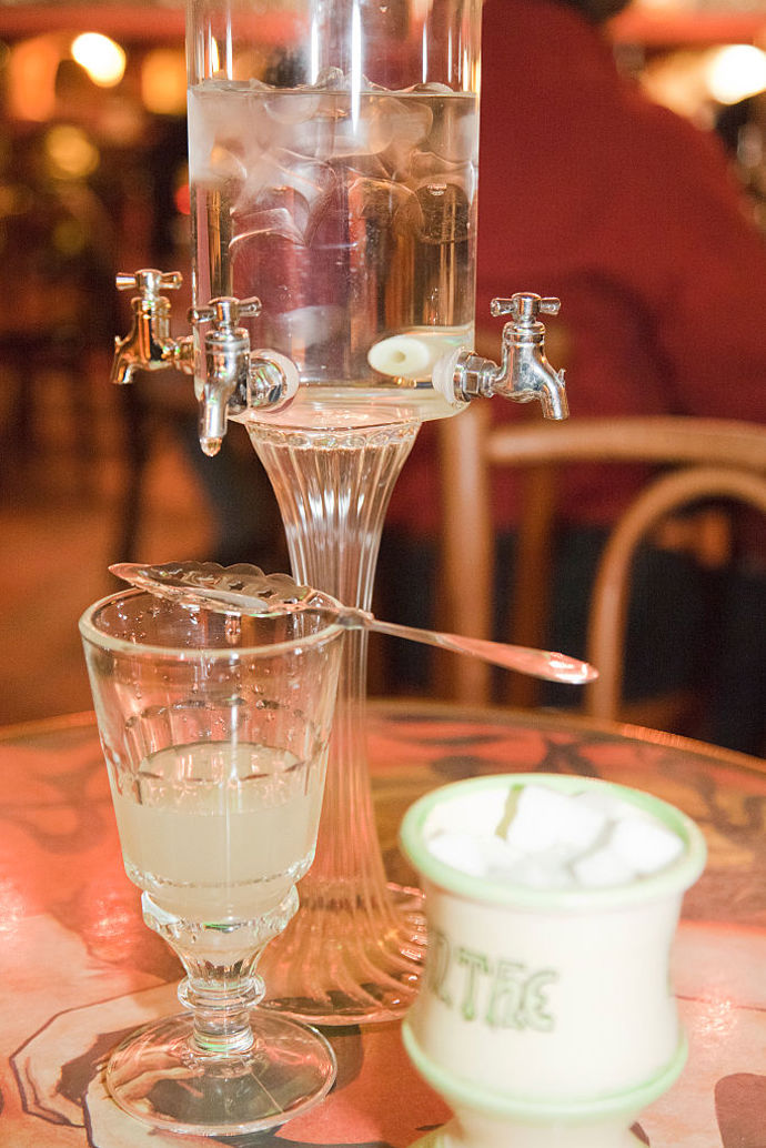 14. Dejte si legendární drink v Absinthe baru v Antibes.
