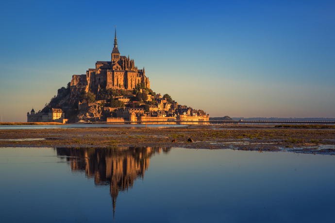 18. Projděte se během odlivu kolem Le Mont Saint-Michel a jen obdivujte tohle krásné benediktýnské opatství.
