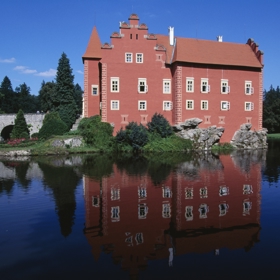 Zlatovláska a Madlenka pradlenka z Červené Lhoty

Zámek Červená Lhota je pro princezny jako dělaný. Právě zde plnil Jiřík tři úkoly, aby získal pro svého krále Zlatovlásku. Natáčela se tady i pohádka o Štěstí a kráse, kde se pradlenka Madlenka stane princeznou a princezna pradlenkou. Zámek byl postaven ve 14. století. Dříve však měl bílou barvu, červenou fasádu získal až v 17. století. Pojí se k tomu několik pověstí. Jedna z nich vypráví o únosu zámecké paní ďáblem. Zacházel s ní tak surově, že na zdi zůstaly stopy její krve. Ty nešly smýt a tak se zámek celý natřel na červeno. 
