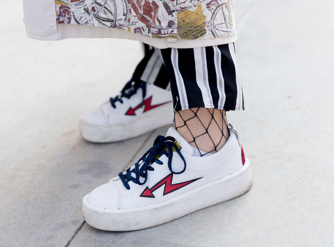 STREET STYLE INSPIRACE: Jak nosit bílé tenisky STREET STYLE INSPIRACE: Jak nosit bílé tenisky