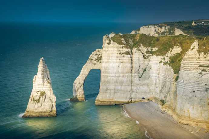 25. Křídové skály v Étretat, které maloval Claude Monet, nesmíte vynechat. 
