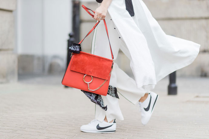 STREET STYLE INSPIRACE: Jak nosit bílé tenisky STREET STYLE INSPIRACE: Jak nosit bílé tenisky