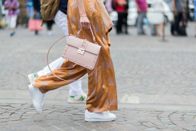 STREET STYLE INSPIRACE: Jak nosit bílé tenisky STREET STYLE INSPIRACE: Jak nosit bílé tenisky