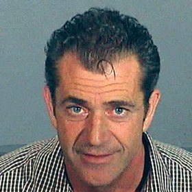 Mel Gibson

V roli ve filmu Po čem ženy touží sice uměl Mel Gibson číst ženám myšlenky, v reálném životě o tom bohužel nemá ani páru. Herec byl obviněn z napadení své bývalé přítelkyně. Díky tomu, že se přiznal, do vězení nešel. Dostal ale na tři roky podmíněný trest a 16 hodin veřejně prospěšných prací. Navíc musel absolvovat nápravný kurz pro pachatele domácího násilí.
