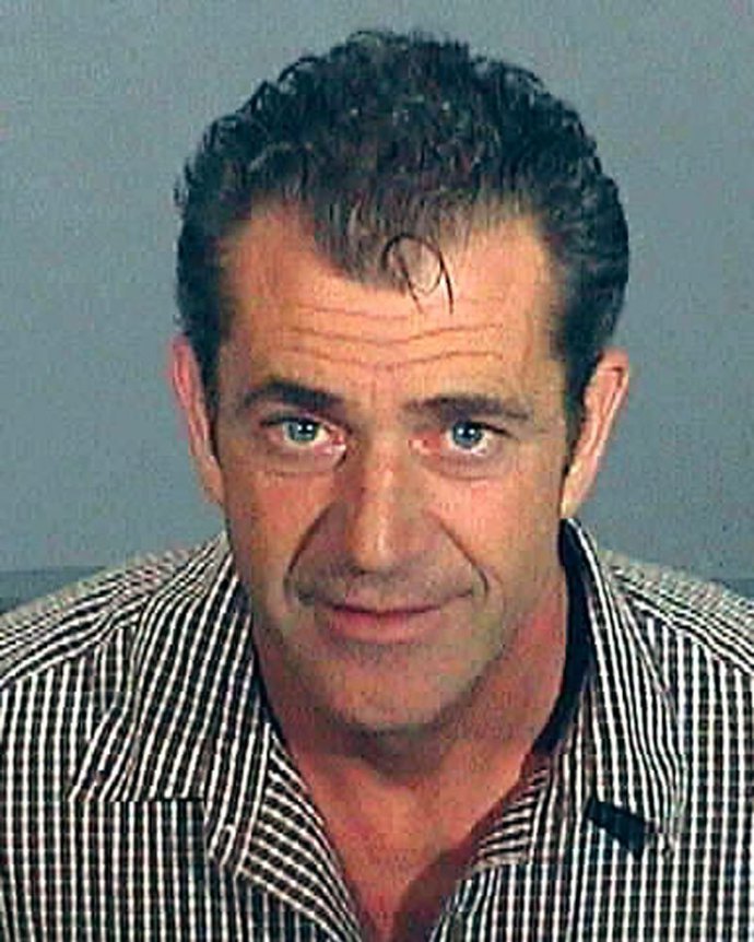 Mel Gibson

V roli ve filmu Po čem ženy touží sice uměl Mel Gibson číst ženám myšlenky, v reálném životě o tom bohužel nemá ani páru. Herec byl obviněn z napadení své bývalé přítelkyně. Díky tomu, že se přiznal, do vězení nešel. Dostal ale na tři roky podmíněný trest a 16 hodin veřejně prospěšných prací. Navíc musel absolvovat nápravný kurz pro pachatele domácího násilí.
