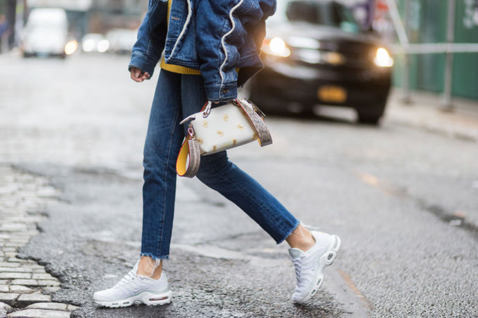 STREET STYLE INSPIRACE: Jak nosit bílé tenisky STREET STYLE INSPIRACE: Jak nosit bílé tenisky