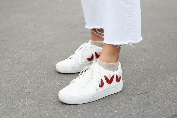 STREET STYLE INSPIRACE: Jak nosit bílé tenisky STREET STYLE INSPIRACE: Jak nosit bílé tenisky