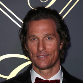 Matthew McConaughey

Menší potyčku se zákonem měl v roce 1999 i Matthew McConaughey. Měl tak nahlas puštěnou hudbu, že na něj soused zavolal policii. Ta ho našla nahého, jak hraje na bubny a kouří marihuanu. Když ho policisté chtěli zatknout, bránil se a byl obviněn z napadení veřejného činitele. Obvinění z užívání drog bylo později staženo.
