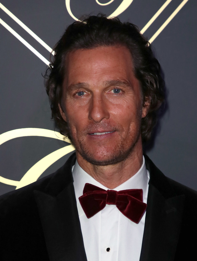 Matthew McConaughey

Menší potyčku se zákonem měl v roce 1999 i Matthew McConaughey. Měl tak nahlas puštěnou hudbu, že na něj soused zavolal policii. Ta ho našla nahého, jak hraje na bubny a kouří marihuanu. Když ho policisté chtěli zatknout, bránil se a byl obviněn z napadení veřejného činitele. Obvinění z užívání drog bylo později staženo.
