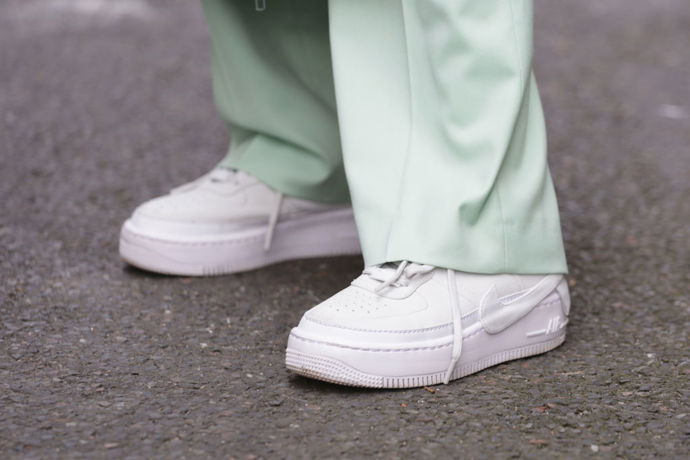 STREET STYLE INSPIRACE: Jak nosit bílé tenisky STREET STYLE INSPIRACE: Jak nosit bílé tenisky