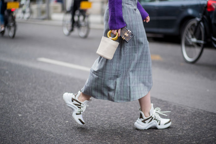 STREET STYLE INSPIRACE: Jak nosit bílé tenisky STREET STYLE INSPIRACE: Jak nosit bílé tenisky