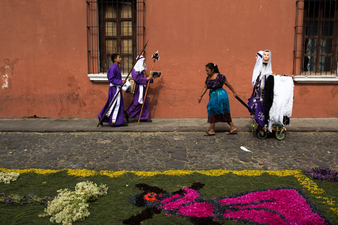 Guatemala, Antigua

Květinové koberce s náboženskými motivy pokryly městečko Antigua (město je na Seznamu světového kulturního dědictví UNESCO) k oslavám svatého týdne během Velikonoc.

 
