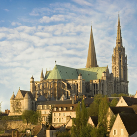 1. Vzhlédněte ke krásným klenutým stropům katedrály v Chartres.
