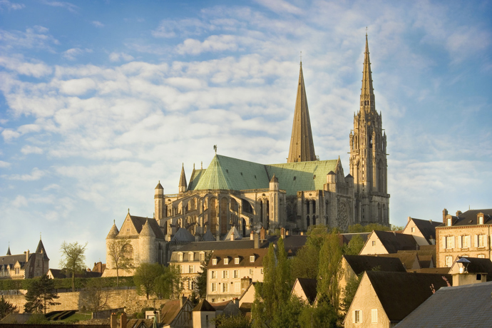 1. Vzhlédněte ke krásným klenutým stropům katedrály v Chartres.
