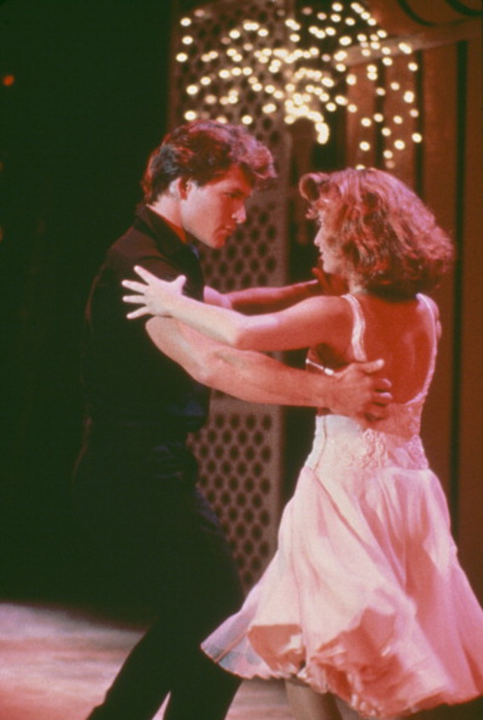 Hříšný tanec (Dirty Dancing), 1987

Kdo: Patrick Swayze, Jennifer Grey, Jerry Orbach

Co: Frances (Baby) tráví prázdniny v letním resortu se svojí rodinou. Všichni ji vnímají jako malou holku, ale nakonec jim ukáže, že rozhodně nebude sedět v koutě. 
