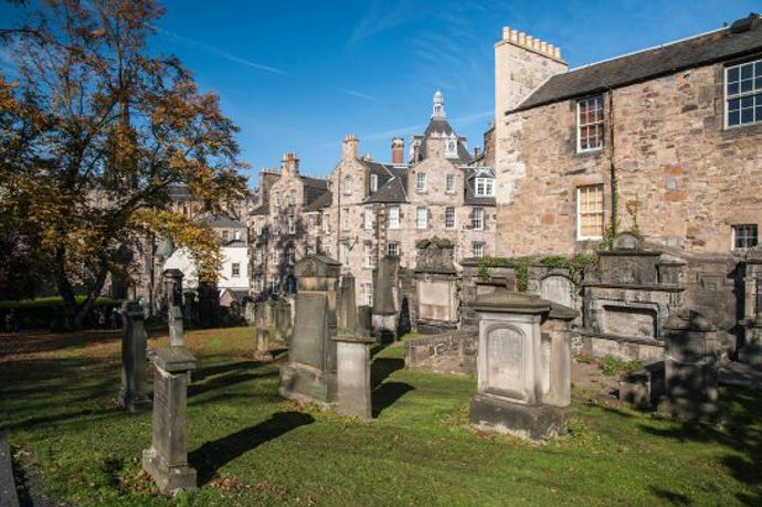 6. Greyfriars Kirk

Kostel z počátku 17. století proslavil jeho hřbitov, kde odpočívají známé osobnosti jako James Douglas nebo Mary Erskine. Nejzajímavější však na něm je, že sem chodila J. K. Rowlingová, aby si při psaní Harryho Pottera utřídila myšlenky. Nelze si nevšimnout podobnosti jména Thomas Riddell Esquire, které je na jednom z náhrobků a jména, které spisovatelka dala Lordu Voldemortovi – Tom Riddle. Odpočívají zde také Elizabeth Moodie a William McGonagall, kteří pravděpodobně inspirovali jména postav „Pošuka“ Moodyho a profesorky McGonagallové.
