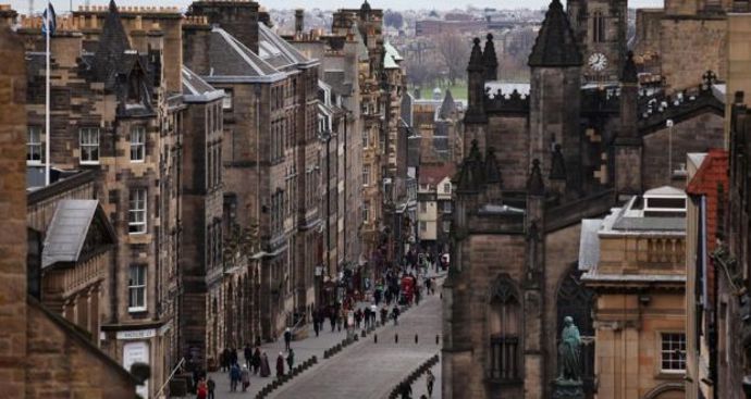 4. Ulice Royal Mile

Ulice jejíž název v překladu znamená „královská míle“ se táhne od hradu až po Holyroodský palác. Nachází se na ní nepřeberné množstí obchůdků, restaurací, hospod, muzeí a jiných atrakcí. Má 1,8 km a je to nezajímavější a zároveň nejstarší ulice v Edinburghu.
