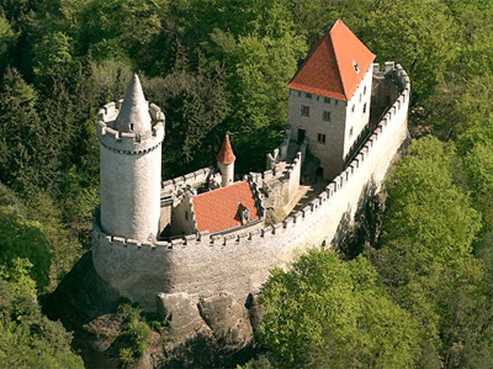 Myší kožíšek na Kokoříně

Hrad Kokořín se stal místem natáčení pohádky Princezna se zlatou hvězdou na čele. Objevuje se například v záběru, kdy vojáci volají kuchaře před prince. Zajímavostí je, že vojáci volají z Kokořína i průhonického zámku zároveň. Přitom před kamerou to dělá dojem jednoho sídla. Dále můžeme hrad vidět i v nové pohádce Korunní princ, kde se princ Kryštof Hádek, toužíc po následnictví trůnu, chce zbavit svého bratra. 
