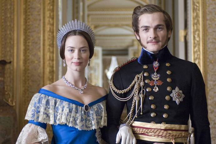 Královna Viktorie (The Young Victoria), 2009

Kdo: Emily Blunt, Rupert Friend, Paul Bettany

Co: Film zobrazuje první roky vlády královny Viktorie a její námluvy s německým princem Albertem.
